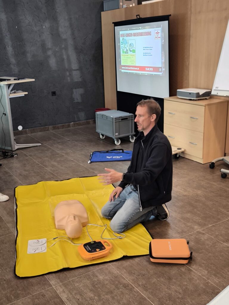 Praxistraining Reanimation und AED im Erste-Hilfe-Kurs Dortmund
